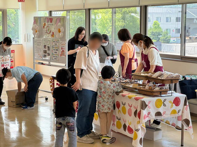 写真:やまゆり学園のみなさんが作った授産品の販売などを実施