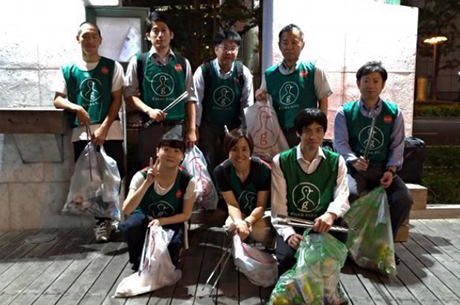 Image: Cleanup event participants from Moriroku Chemicals' Osaka Branch