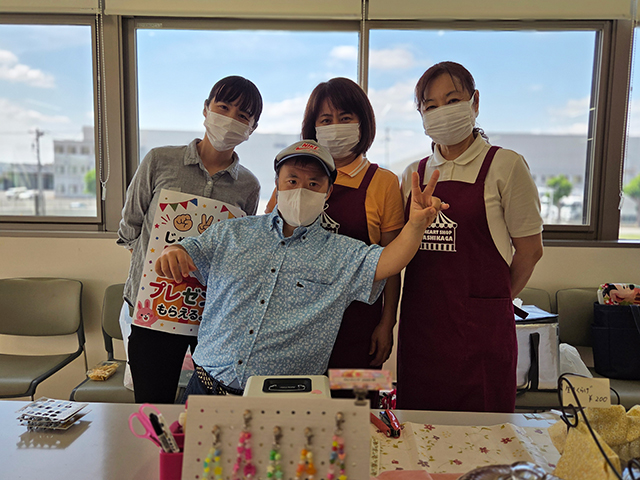 写真:やまゆり学園のみなさんが作った授産品の販売などを実施