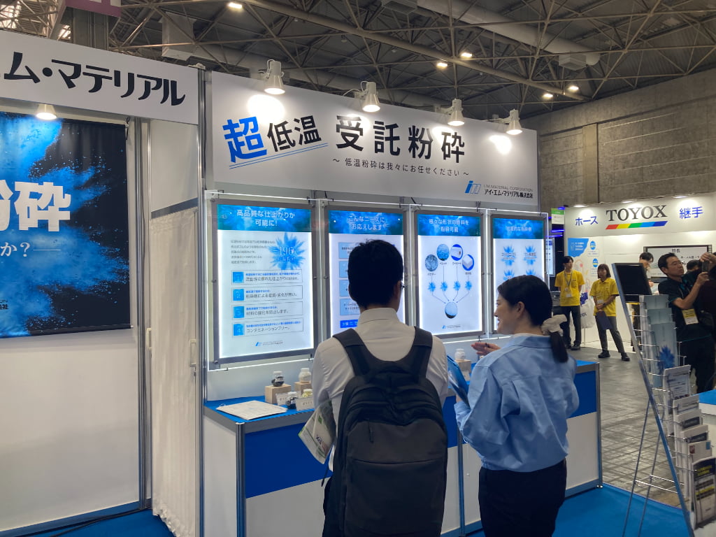 写真：当社ブース説明員によるPR活動1
