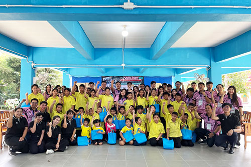 Photo：Group photo of Moriroku local employees and the school