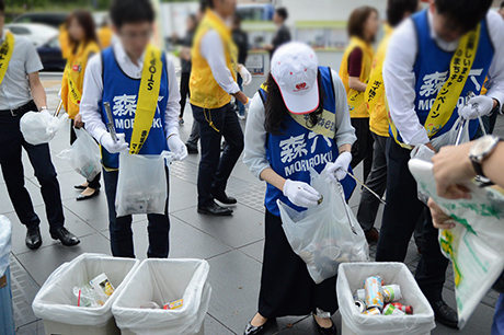 写真：青山本社の従業員による清掃活動